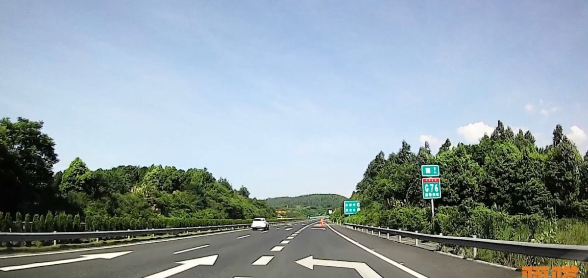  #技巧#新手司机注意，教你六个跑高速的实用小技巧，关键时候能