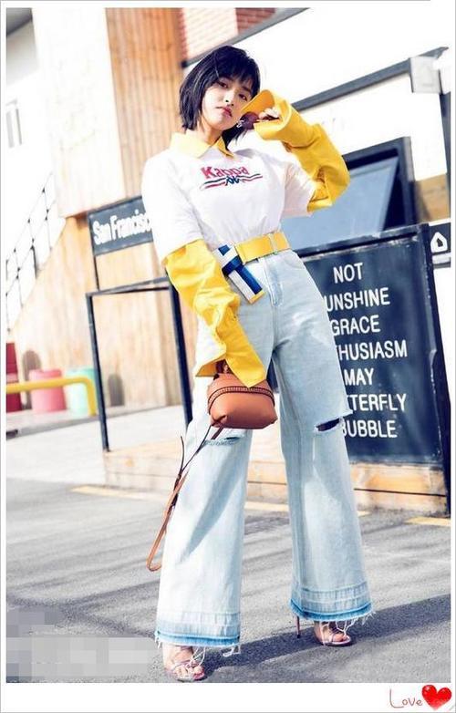 小短腿的沈月穿超短百褶裙真亮眼，网友：看一眼就感觉又恋爱了