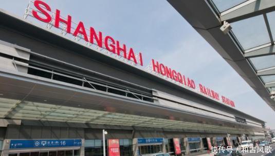 为什么大部分的高铁站都建在了郊区，而不是建在交通方便的市区？