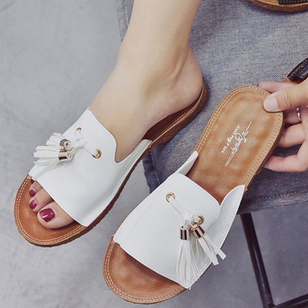 在女人眼里，这几款凉鞋小巧玲珑的设计，超显小女人的气息