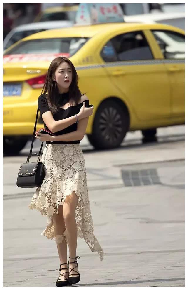 路人街拍：两位长腿小姐姐笑容甜美，锁骨性感，时尚美丽啊