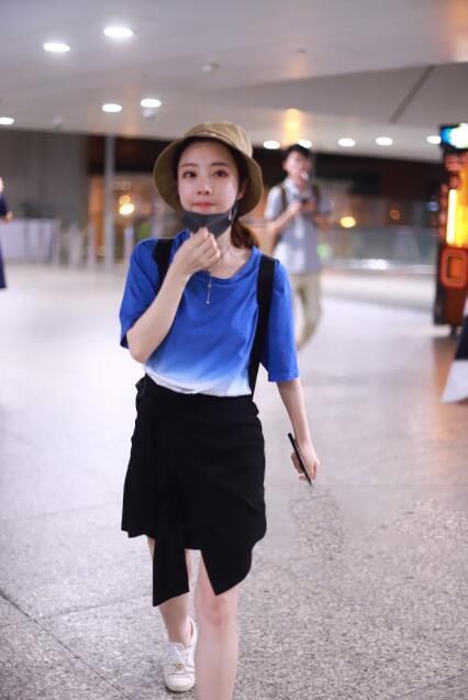 冯提莫围裹裙绑那么紧，看到双腿我只能沉默，网友:坐下就尴尬了