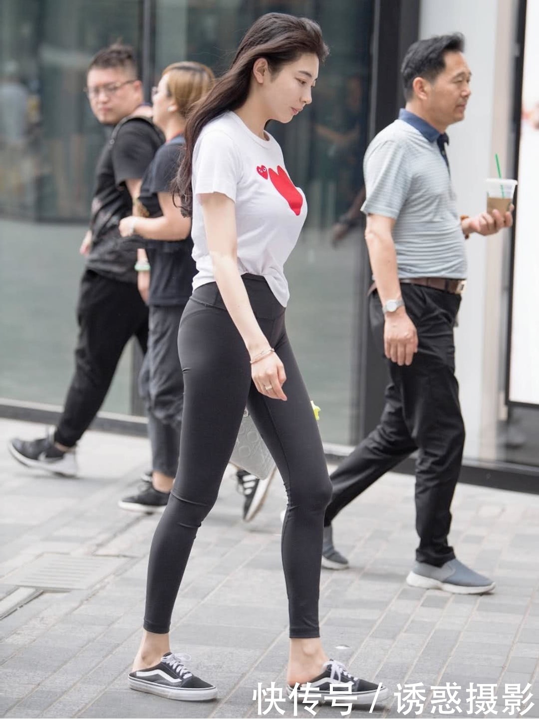 姐姐白色T恤衬托清正纯洁的气质，弹力紧身裤穿出完美筷子腿