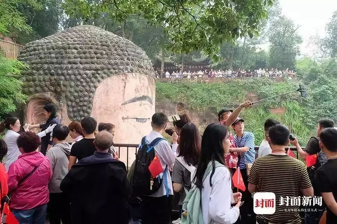 外滩看不到滩，西湖看不到湖...国庆景区有多挤？待在家里的人笑