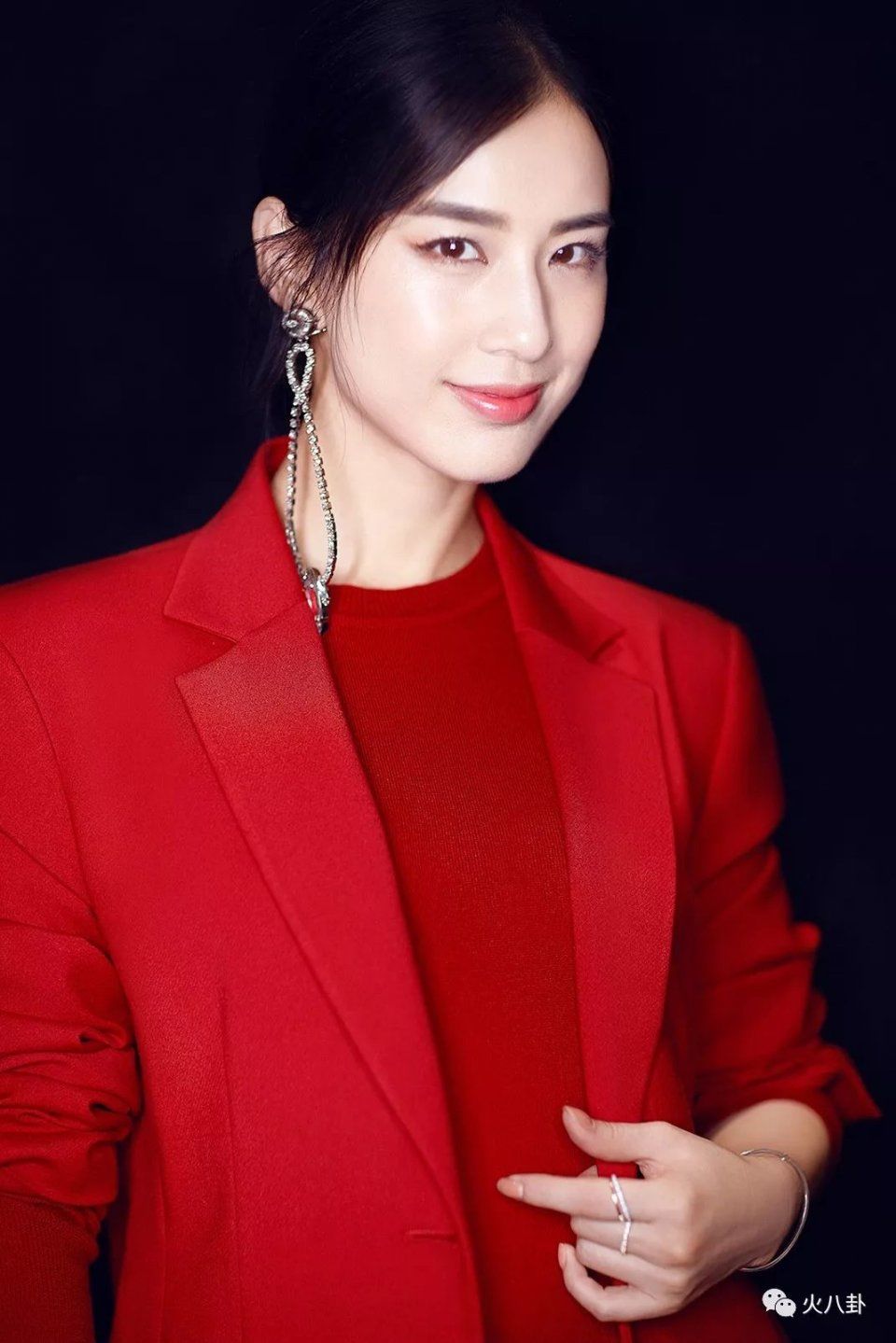 黄圣依小红书分享好气质妙招，她的红裙扮靓心得你还不来学学?