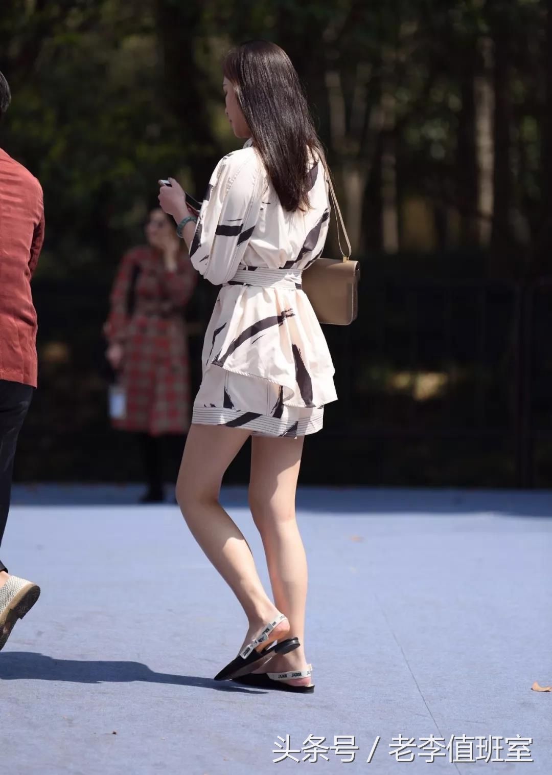 街拍:温柔中又透着一股英气秀丽美艳长发垂肩的性感美女