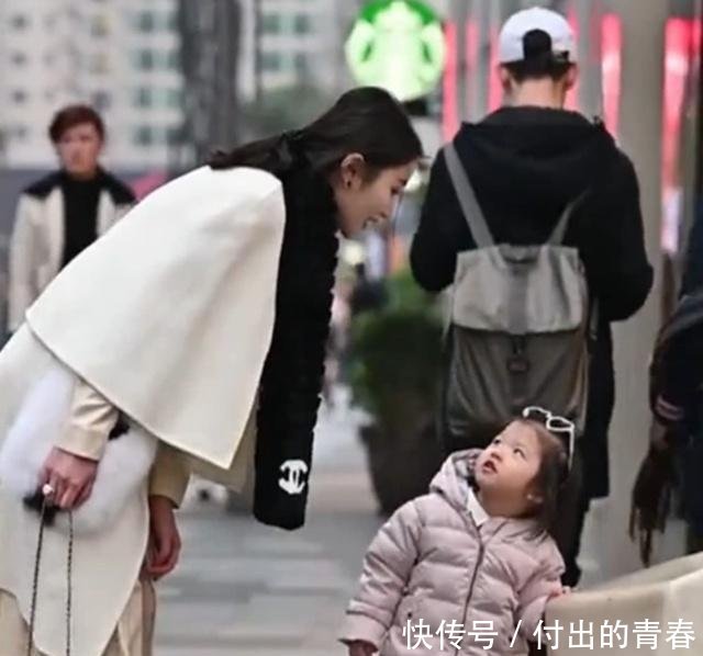 辣妈@母女穿搭太抢镜，网友明星出街也不过如此，美女辣妈带女儿逛街