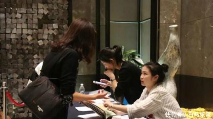 住酒店时,如果在床上看到这些东西,最好和前台申请退房