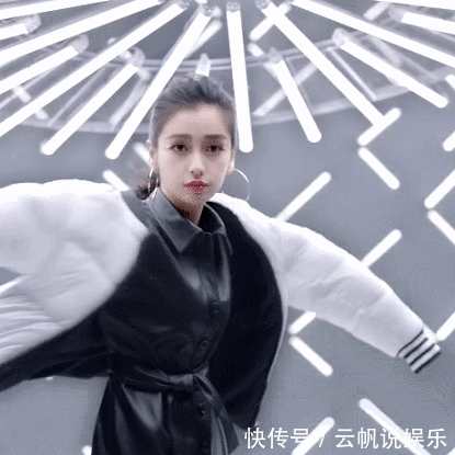 杨颖这身衣服从前面看平平无奇,但她转身的瞬间,网友们都愣住了