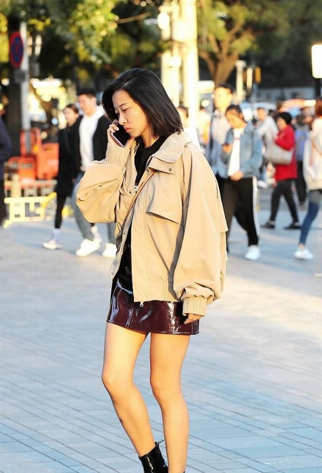  [皮质]街拍：穿出混搭风的皮质短裙美女
