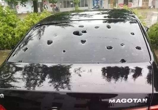 山东突降冰雹，不仅农民遭了秧，就连汽车也掀开了“遮羞布”！