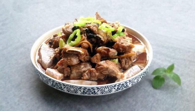 芋头@为啥排骨一蒸就老，还有腥味？加点它一泡一腌，排骨才嫩滑吃不腻