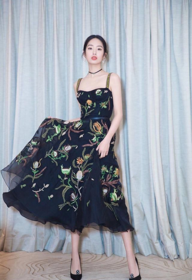 杨采钰越来越会穿了，凹印花连衣裙特撩人