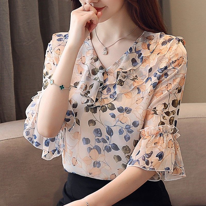 女人再美，也要打扮!47岁小姨穿时髦女装，美的让人眼前一亮