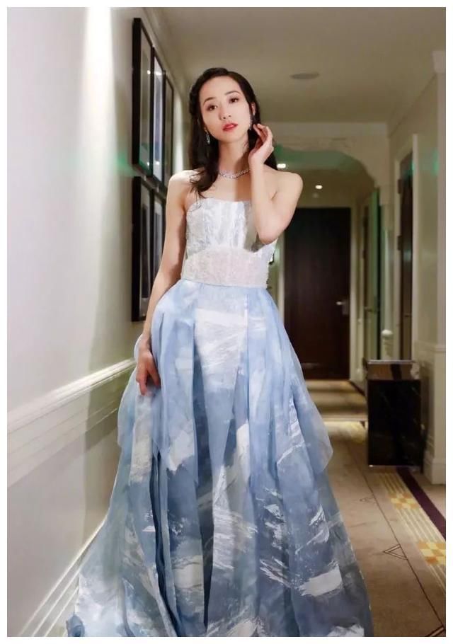 中美法女星抹胸长裙秀身材，网友:差距太明显