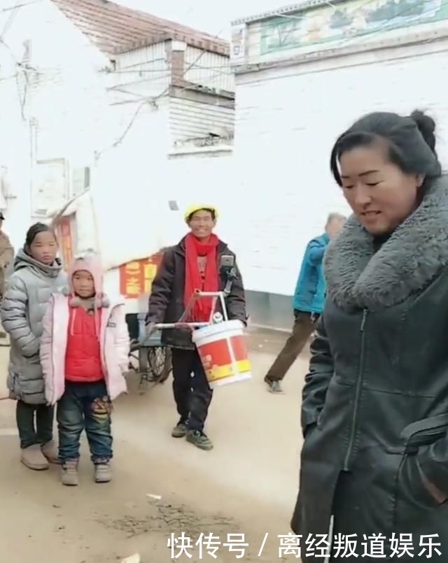  粉丝@大衣哥粉丝带孩子上门求助，大衣嫂做法遭邻居吐槽