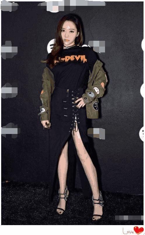 张靓颖太大胆了!半身裙用一根线连着，网友:杨幂都不敢这样穿