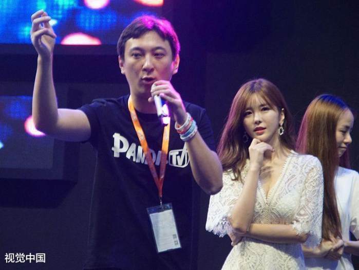 王思聪炮轰一线女星“卖闺蜜上位”, 不雅照意外流出, 网友: 瞬间