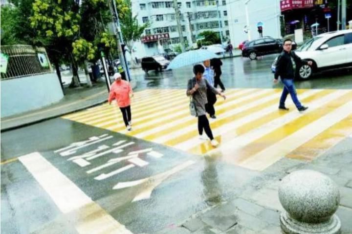 斑马线处再添新规，做错了罚200扣三分，车主：没法再开车了！