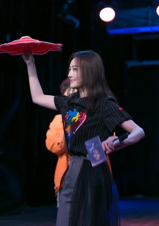 阔腿裤挂薄纱看不懂?秦岚刘惜君却抢着撞衫，网友:这是个性!