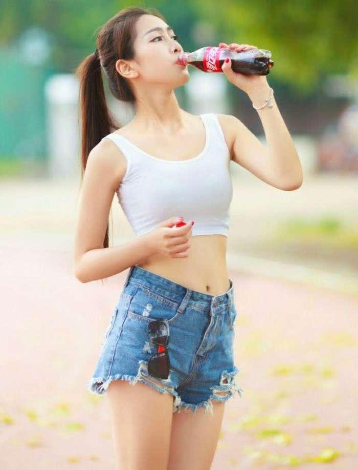 紧身裤在视觉上拉长身材，显高又显瘦释放强大气场