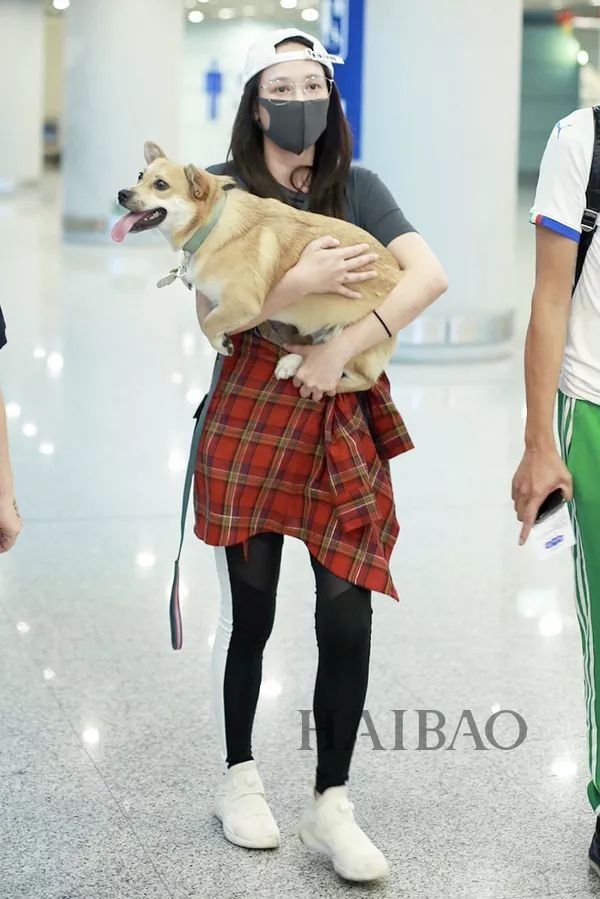 李小璐高调复出靠母女装扮嫩?刘雯一裤两穿太会搭…【海报街拍】