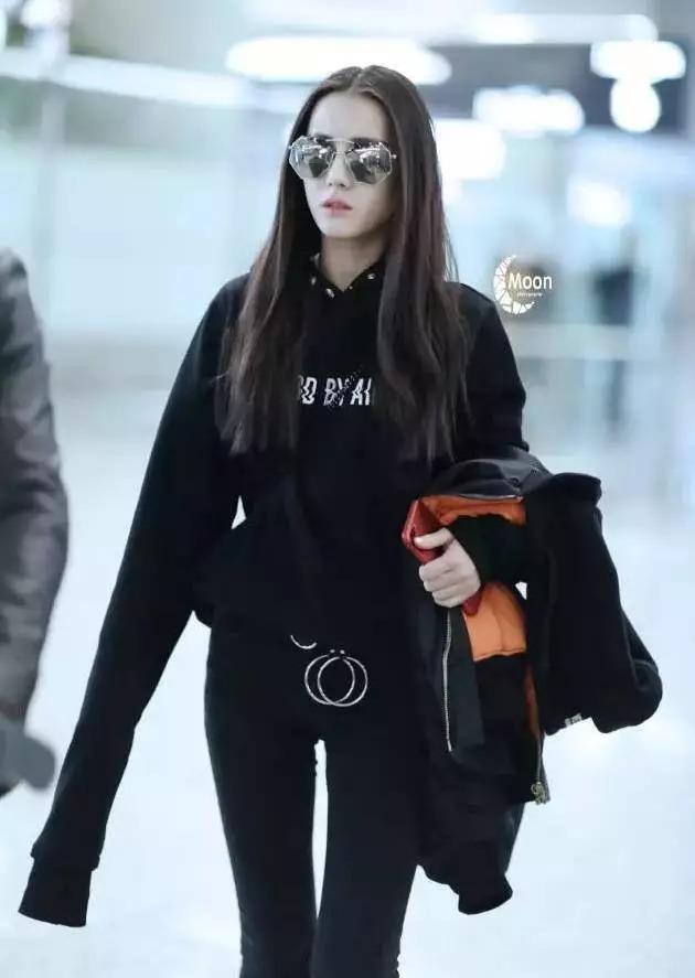 胯宽这样穿真的伤不起！杨幂都没办法拯救迪丽热巴了！