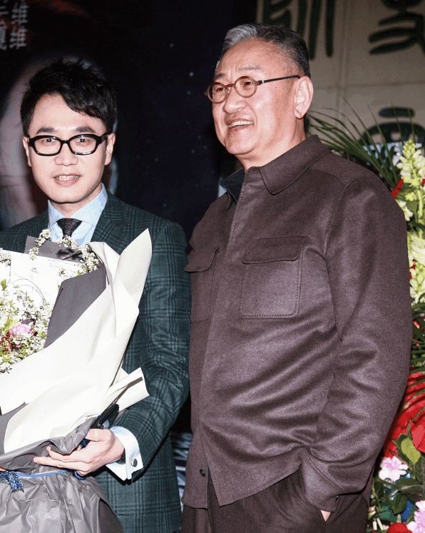 赵玉吉曾经在北京首钢工作过,高大气派彬彬有礼是一个成功人士,现在