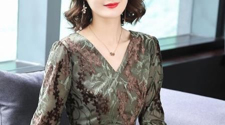 若你年逾50，打扮得年轻点，入秋这裙子不能少，上身美得不得了