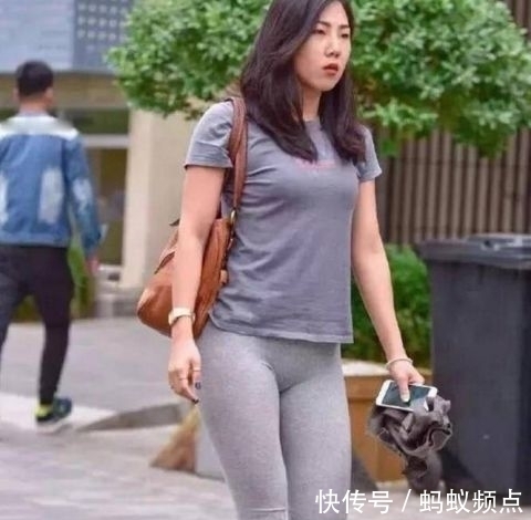 显得|街拍:匀称身材的小姐姐,搭配打底裤,很有时尚街头感!