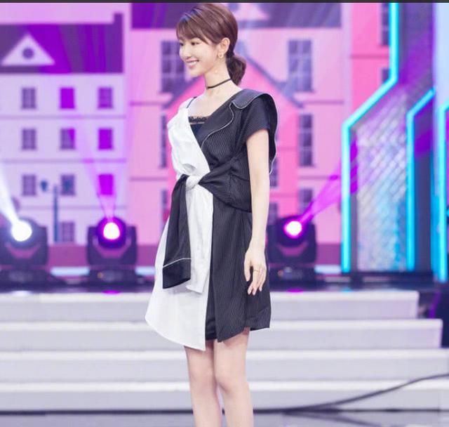 毛晓彤这件衣服让人惊艳，一般人穿能丑哭，网友：就问陈翔后悔吗
