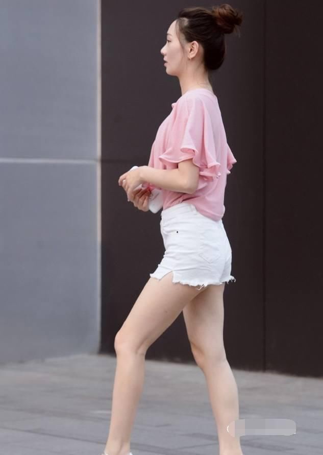 路人街拍，小姐姐身穿吊带的裹胸背心，露出精致锁骨，很是迷人