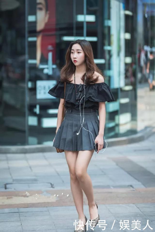  『身上穿着一』美女脚上搭配一双优雅尖头高跟鞋，她的脚部曲线看上去更加的修长
