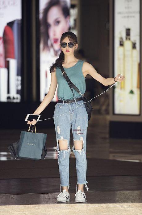 街拍：短裤短裙齐上阵，微胖的美女更性感！