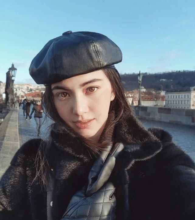  【会把女生们】快扔掉你的“ 羽绒服 ”吧，这几款长大衣早春穿“仙”到没朋友