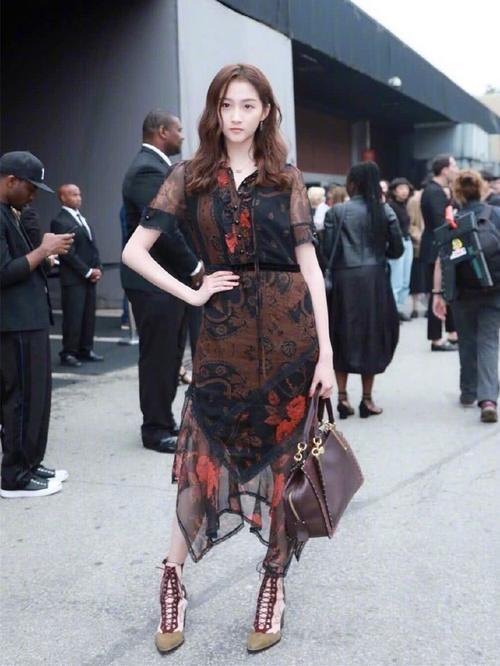 关晓彤长脸了，和傻脸娜合影气场不输，撞衫金智秀更胜一筹！