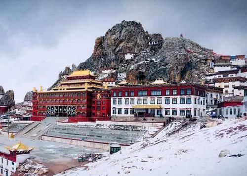 屹立在悬崖峭壁上的寺庙,海拔约有4800米,被称作“天空之城”