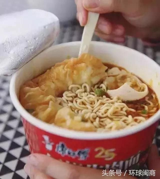 吃泡面配榨菜,消费降级之后,康师傅王者归来