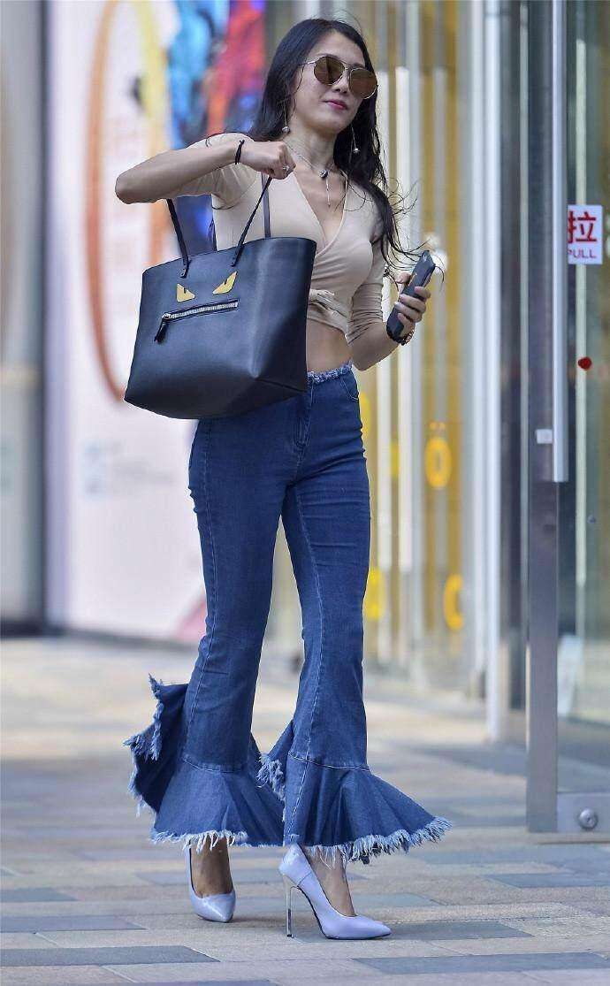 街拍: 紧身T恤包裹出丰满身材, 辣妈这么穿韵味十足