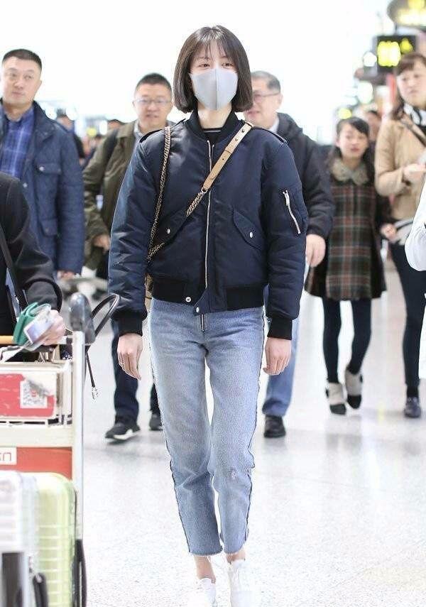 李溪芮是有多自信？穿着白色紧身裤就出门，这个腿看着真是尴尬！