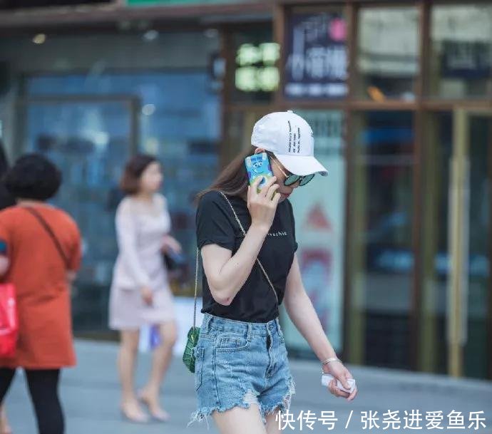 【气质】美女这鞋子,不方便穿吧
