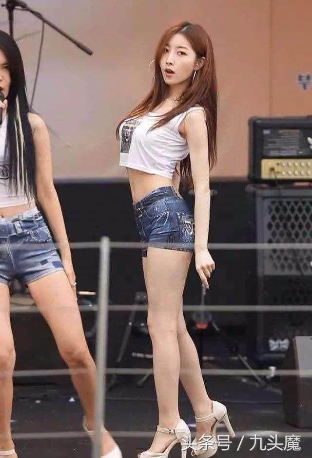 清凉一夏：街拍美女毫无虚言，个个腿长人美有看点