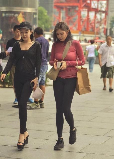  女人味■街拍喜欢穿紧身裤的小姐姐好有女人味，大街上走着好性感