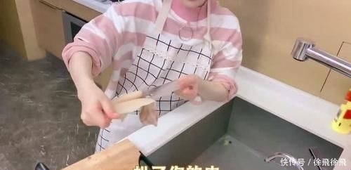  能比■冯提莫徒手扒墨鱼皮，动手能力非常人能比，能歌又善“武”！