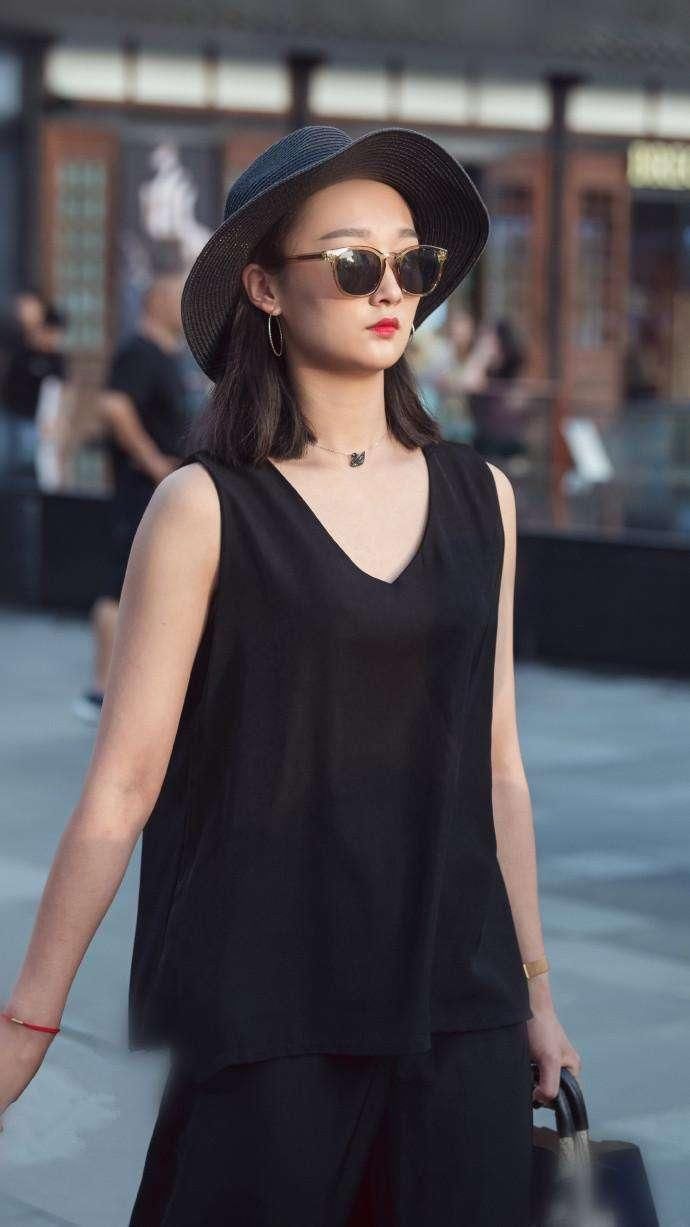 美女无袖紧身的小背心搭配与上身同色的短裙，纯色的搭配真是亮点