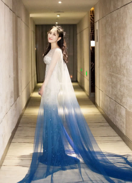 马漂亮又出来作妖啦，网友直呼：前方高能，裙子都快要撑爆了吧