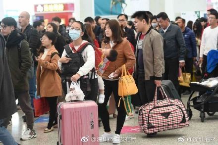 春运首日机器人战警亮相深圳北，高峰期乘高铁请提前2小时到站！