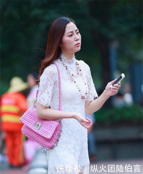  美女|街拍：气质美女穿白色镂空短裙，长发披肩，尽显苗条身姿