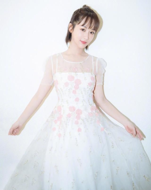 杨紫的发型太给力了，让她变18岁少女，颜值提升几个度!