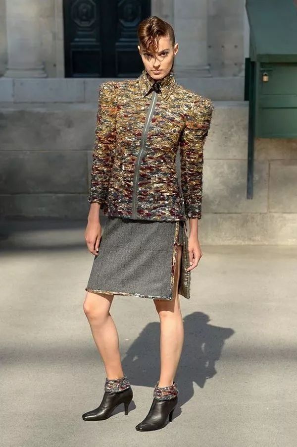 我们在巴黎大皇宫变的书报亭里问了周迅和刘雯一些小秘密……